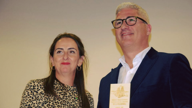 Entrega premio FAM a Candil Radio. Recibio el premio el Alcalde de Huércal de Almería Ismael Torres Miras