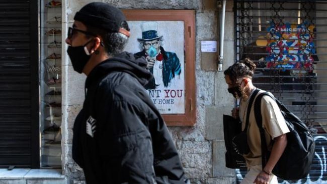 grafiti-de-tvboy-en-barcelona-animando-a-quedarse-en-casa-por-el-coronavirus