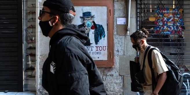 grafiti-de-tvboy-en-barcelona-animando-a-quedarse-en-casa-por-el-coronavirus
