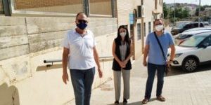 200915-La-concejala-de-Educación-Almudena-Serrano-junto-directivos-del-IES-Carmen-de-Burgos-ante-el-edificio-cedido-para-las-clases-300×225