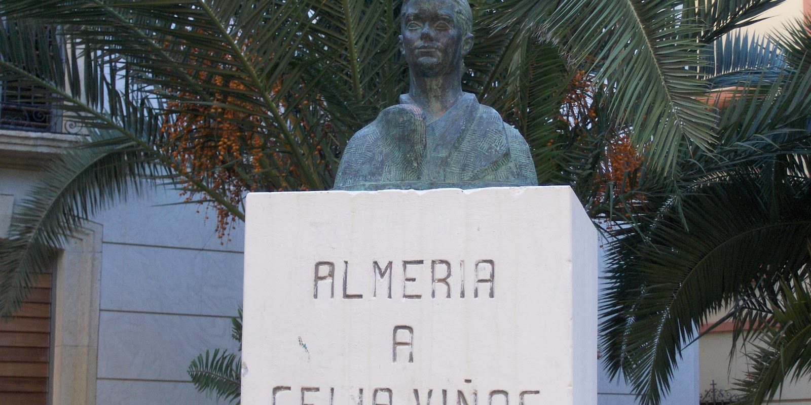 69b23-estatua celia vic3b1as