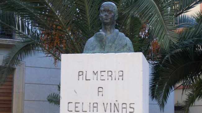 69b23-estatua celia vic3b1as