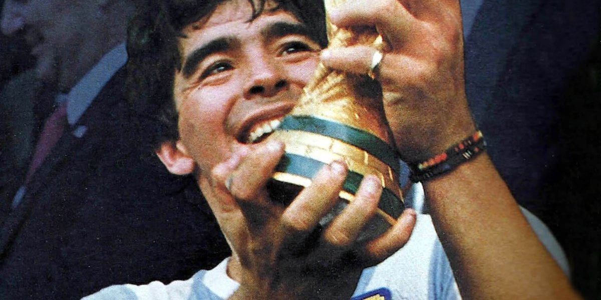 1200px-Maradona-Mundial 86 con la copa