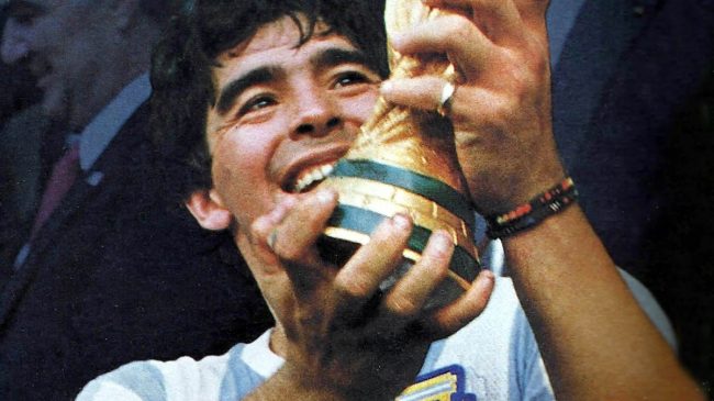 1200px-Maradona-Mundial 86 con la copa