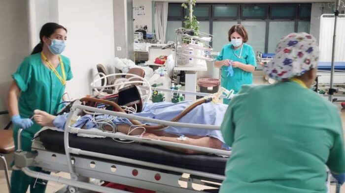 EuropaPress 3289228 sanitarias hospital reina sofia cordoba atienden paciente covid 20200827160503-k0wH-8IZ7JCC6TGXZDBNN-992×558@LaVanguardia-Web