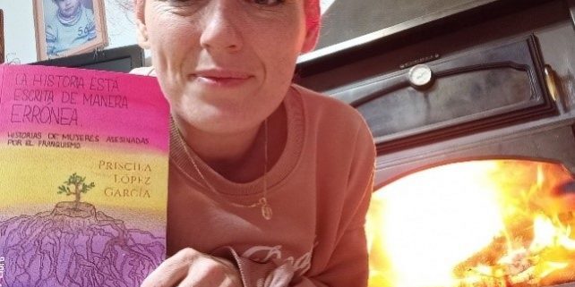 autora con libro 0