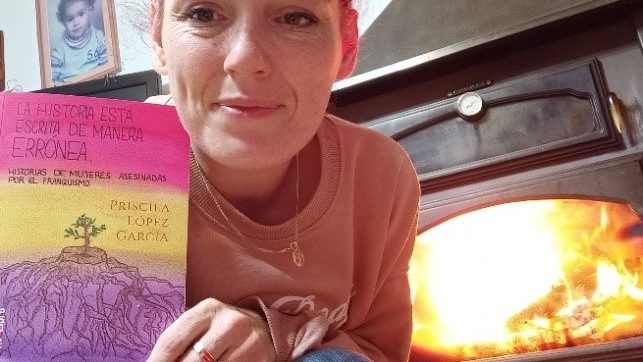 autora con libro 0