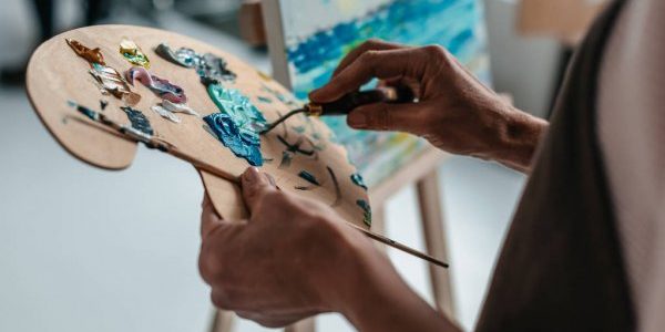 depositphotos 177603496-stock-photo-cropped-shot-of-artist-holding
