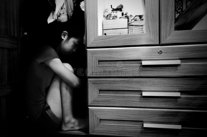 Una niña dentro del armario