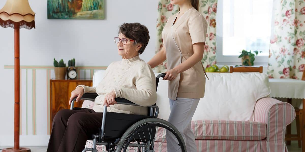 Mujer-mayor-en-silla-de-ruedas-Ley-dependencia-Envato-bialasiewicz