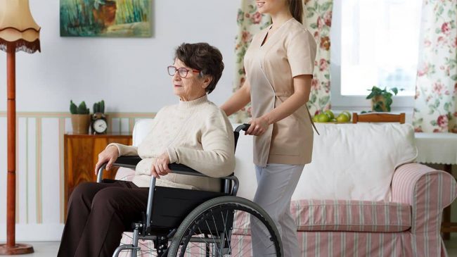 Mujer-mayor-en-silla-de-ruedas-Ley-dependencia-Envato-bialasiewicz