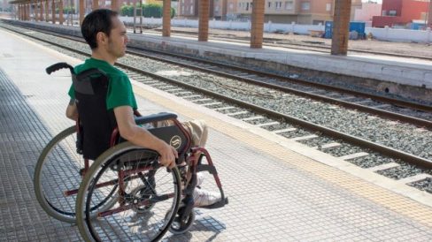 por un tren accesible