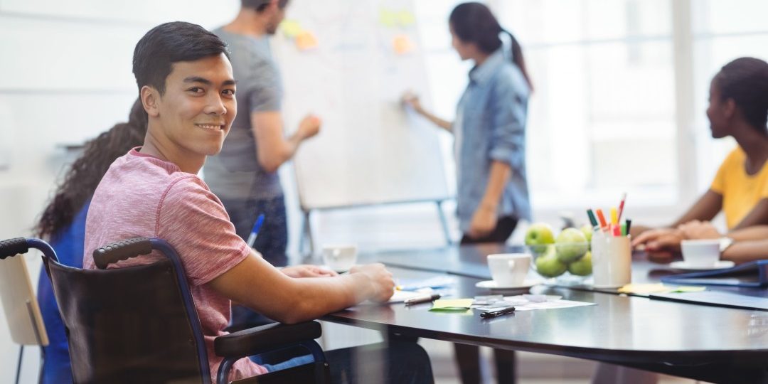 equipo-trabajador-con-discapacidad-min-1 Formación y empleabilidad con FAAM