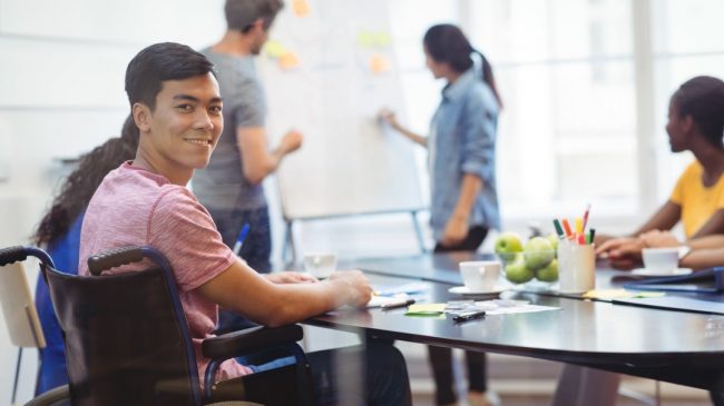 equipo-trabajador-con-discapacidad-min-1 Formación y empleabilidad con FAAM