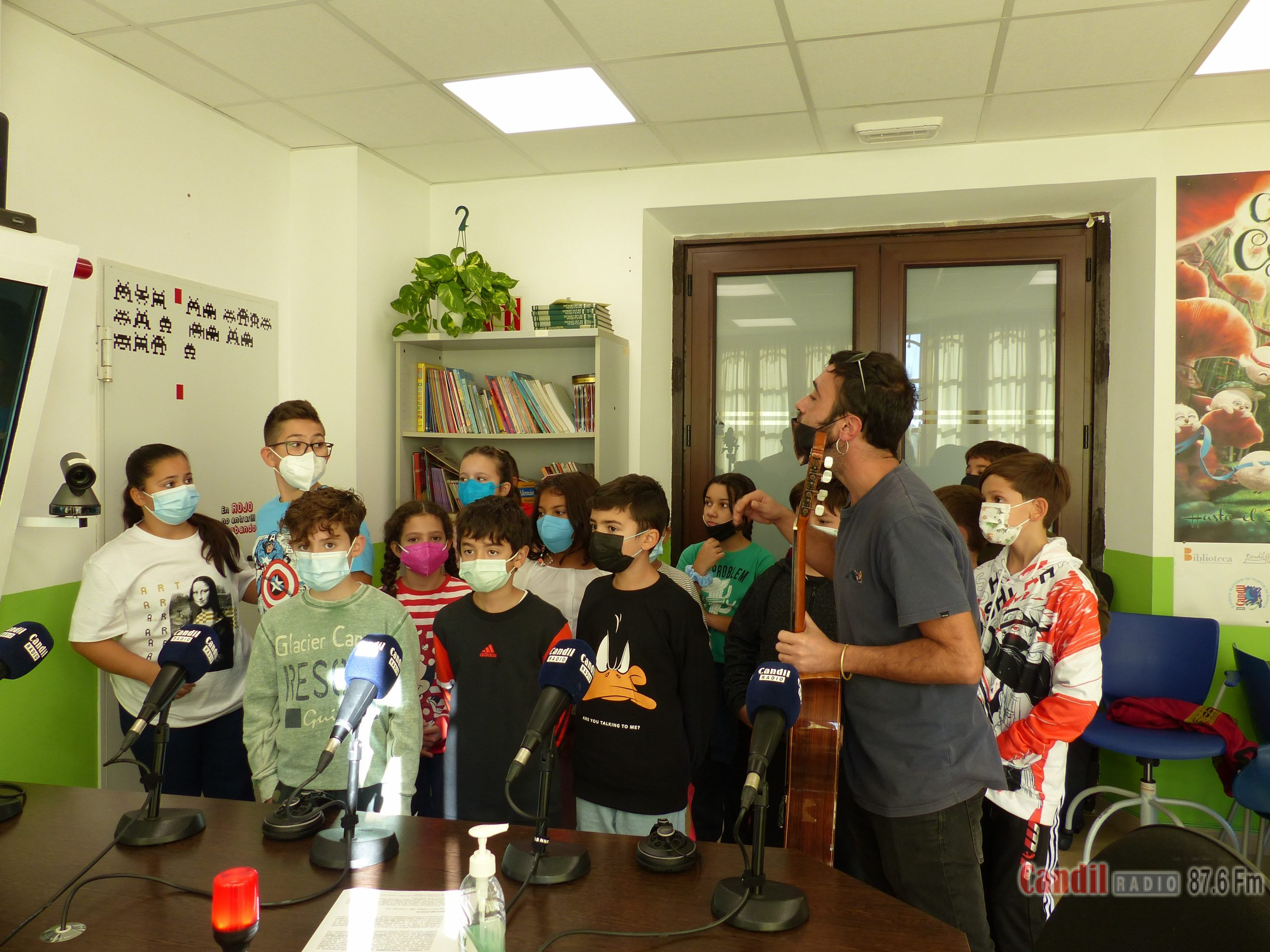 Video: Actuación musical en Candil Radio a cargo de los alumnos de 5 A y B  del Ceip 28 de Febrero de Huércal de Almería – Candil Radio