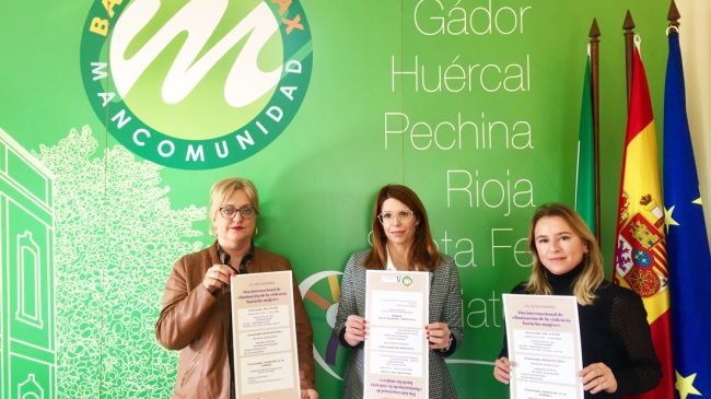 Presidenta de Mancomunidad flanqueada por las trabajadoras del CIM Mancomunidad Bajo andarax ante violencia de Género
