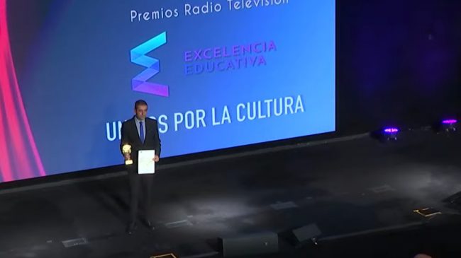 Manu Recibiendo Premio Entrega Premio Mejor emisora Local España -2022