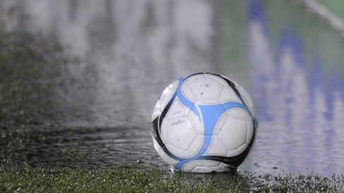 pelota-futbol-cancha-mojada pelotas mojadas
