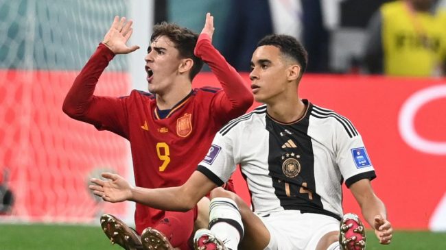 gavi-y-musiala-protestan-un-lance-del-juego-durante-el-espana-alemania