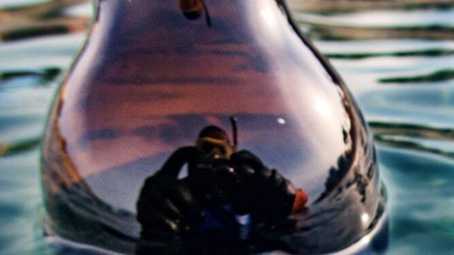 Carlos-Paz-reflejado-botella-mar 1758435246 174869167 667x375