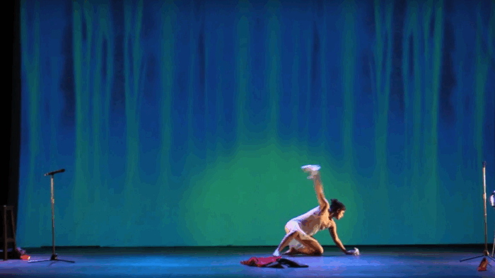 estreno-Mujer-descalza-frente-mar 1495960637 125071717 1200x675