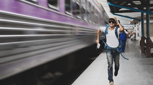 mochilero-corriendo-detras-del-tren
