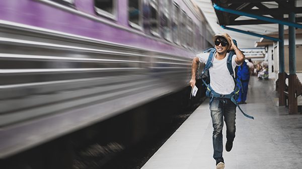 mochilero-corriendo-detras-del-tren