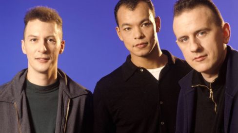 Fine Young Cannibals se salieron de la norma habitual que predominaba en los años 80 y aunque evidentemente amoldaron en parte sus preferencias musicales al pop de la época, no dejaron de ser un fenómeno algo extraño encajado en aquellos años. Con un importante apoyo de la crítica y de los fans para mantener un calendario saludable de giras y grabaciones, los miembros de la banda, sin embargo, han optado por seguir otros caminos profesionales en medio de las llamadas para su regreso. Pero para nosotros, siempre estarán ahí. Gracias, Caníbales. Un agradecimiento especial a nuestro primer mecenas, MIGUEL ÁNGEL BENITO COBO, quien hace posible que creamos que podemos seguir adelante y que esto merece la pena. Recordad que por menos de lo que cuesta una cerveza, podéis disfrutar de contenido en exclusiva y escuchar nuestros episodios antes que nadie si os hacéis fans de El Vuelo de Yorch. - yorch