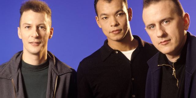 FINE YOUNG CANNIBALS Fine Young Cannibals se salieron de la norma habitual que predominaba en los años 80 y aunque evidentemente amoldaron en parte sus preferencias musicales al pop de la época, no dejaron de ser un fenómeno algo extraño encajado en aquellos años. Con un importante apoyo de la crítica y de los fans para mantener un calendario saludable de giras y grabaciones, los miembros de la banda, sin embargo, han optado por seguir otros caminos profesionales en medio de las llamadas para su regreso. Pero para nosotros, siempre estarán ahí. Gracias, Caníbales. Un agradecimiento especial a nuestro primer mecenas, MIGUEL ÁNGEL BENITO COBO, quien hace posible que creamos que podemos seguir adelante y que esto merece la pena. Recordad que por menos de lo que cuesta una cerveza, podéis disfrutar de contenido en exclusiva y escuchar nuestros episodios antes que nadie si os hacéis fans de El Vuelo de Yorch. - yorch