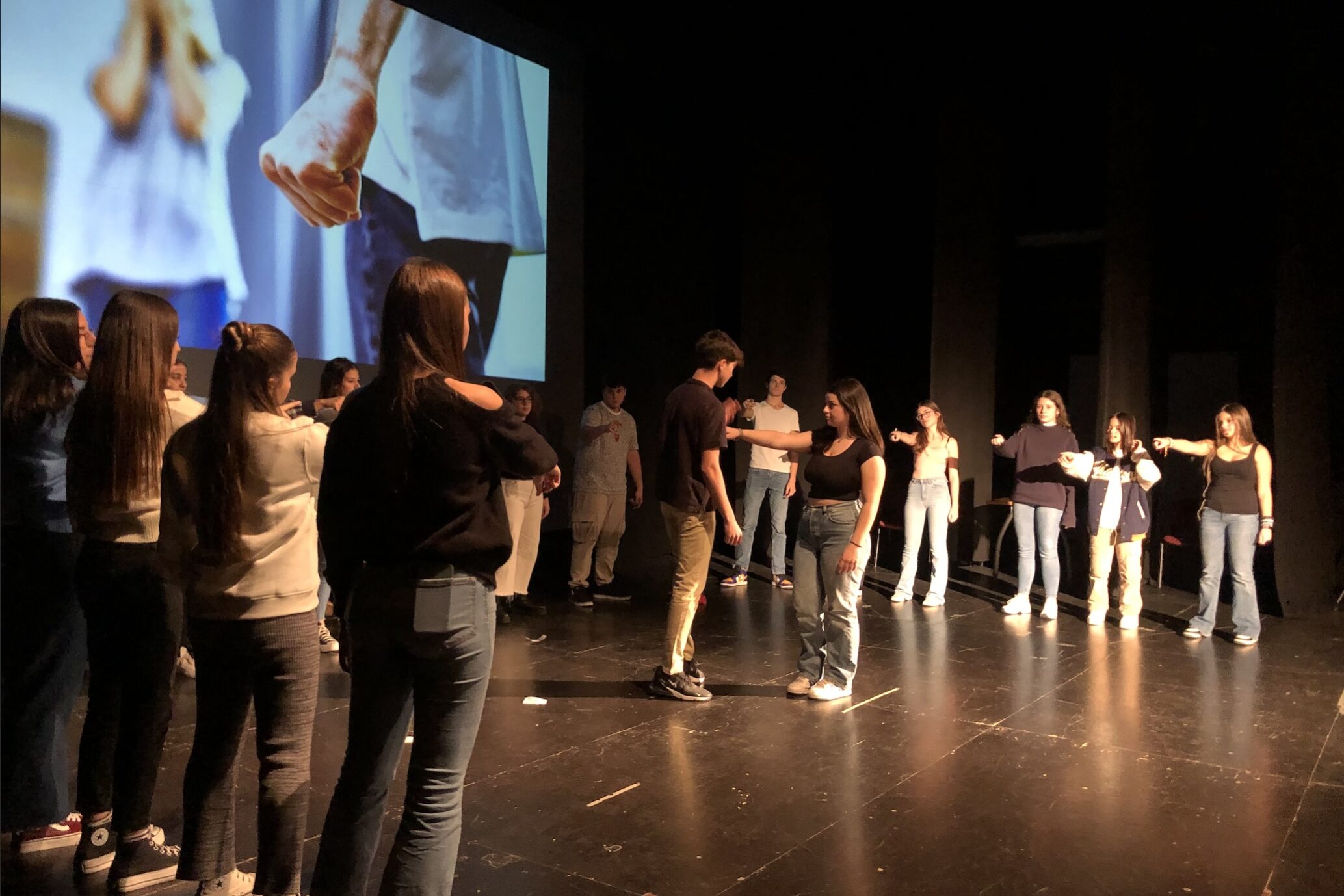 Alumnado-del-IES-Carlos-III-actuando-en-directo.