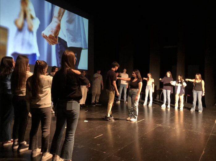 Alumnado-del-IES-Carlos-III-actuando-en-directo.