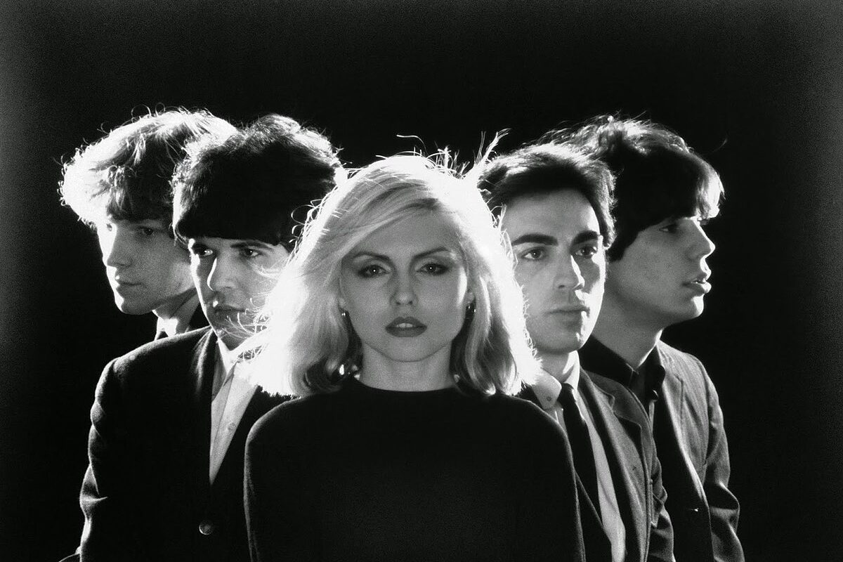 Blondie fue un fenómeno, la fusión del espíritu del New York punk y el de Warhol, la estrella teñida de platino que encarnó como ninguna otra todas las vertientes del sex and drugs and rock and roll. Blondie era una apisonadora mediática: estaban en todas partes, tuvieron ese toque que convertía cada canción en un himno y cada directo en una fiesta irrepetible, merced al carisma de su cantante: la Marilyn Monroe virada al punk que la década de los New York Dolls necesitaba. Casi 50 años después de su creación, ¿qué nos queda por descubrir de su cantante? Como ella misma asegura: “Siempre es mejor dejar al público con ganas de más”.