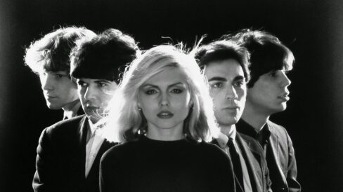 Blondie fue un fenómeno, la fusión del espíritu del New York punk y el de Warhol, la estrella teñida de platino que encarnó como ninguna otra todas las vertientes del sex and drugs and rock and roll. Blondie era una apisonadora mediática: estaban en todas partes, tuvieron ese toque que convertía cada canción en un himno y cada directo en una fiesta irrepetible, merced al carisma de su cantante: la Marilyn Monroe virada al punk que la década de los New York Dolls necesitaba. Casi 50 años después de su creación, ¿qué nos queda por descubrir de su cantante? Como ella misma asegura: “Siempre es mejor dejar al público con ganas de más”.