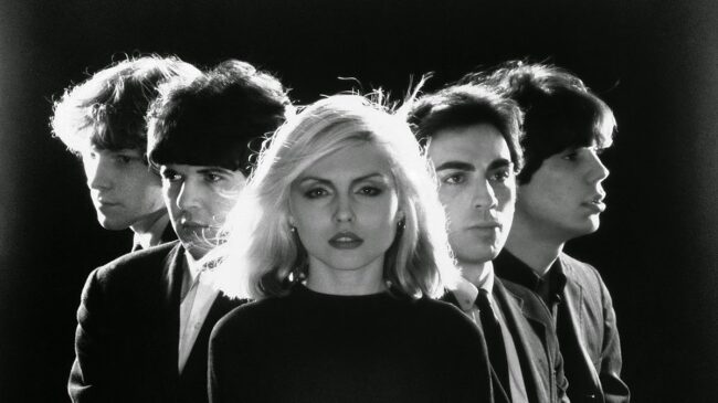 Blondie fue un fenómeno, la fusión del espíritu del New York punk y el de Warhol, la estrella teñida de platino que encarnó como ninguna otra todas las vertientes del sex and drugs and rock and roll. Blondie era una apisonadora mediática: estaban en todas partes, tuvieron ese toque que convertía cada canción en un himno y cada directo en una fiesta irrepetible, merced al carisma de su cantante: la Marilyn Monroe virada al punk que la década de los New York Dolls necesitaba. Casi 50 años después de su creación, ¿qué nos queda por descubrir de su cantante? Como ella misma asegura: “Siempre es mejor dejar al público con ganas de más”.
