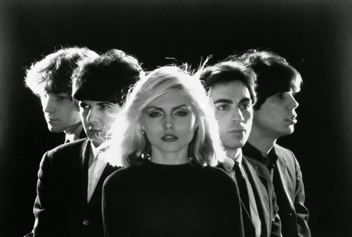 Blondie fue un fenómeno, la fusión del espíritu del New York punk y el de Warhol, la estrella teñida de platino que encarnó como ninguna otra todas las vertientes del sex and drugs and rock and roll. Blondie era una apisonadora mediática: estaban en todas partes, tuvieron ese toque que convertía cada canción en un himno y cada directo en una fiesta irrepetible, merced al carisma de su cantante: la Marilyn Monroe virada al punk que la década de los New York Dolls necesitaba. Casi 50 años después de su creación, ¿qué nos queda por descubrir de su cantante? Como ella misma asegura: “Siempre es mejor dejar al público con ganas de más”.