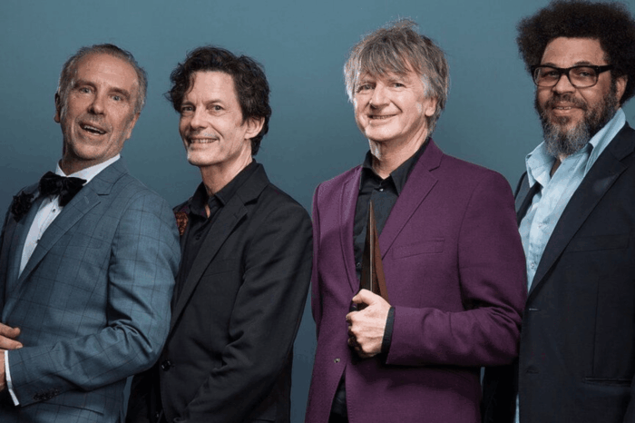 Crowded House no necesitan arriesgar en sus diferentes propuestas musicales, para conseguir trabajos unitarios y coherentes, avalados por un puñado de canciones concebidas desde la atalaya de los hits señeros y multitudinarios. En el repertorio del grupo de Melbourne no existen grietas ni extrañezas autorales, como tampoco hay rastro de delirios por redefinir su ADN sonoro con experimentos ilusorios; regla que el quinteto isleño ha mantenido inalterable a lo largo de sus más de tres décadas de currículo compartido.