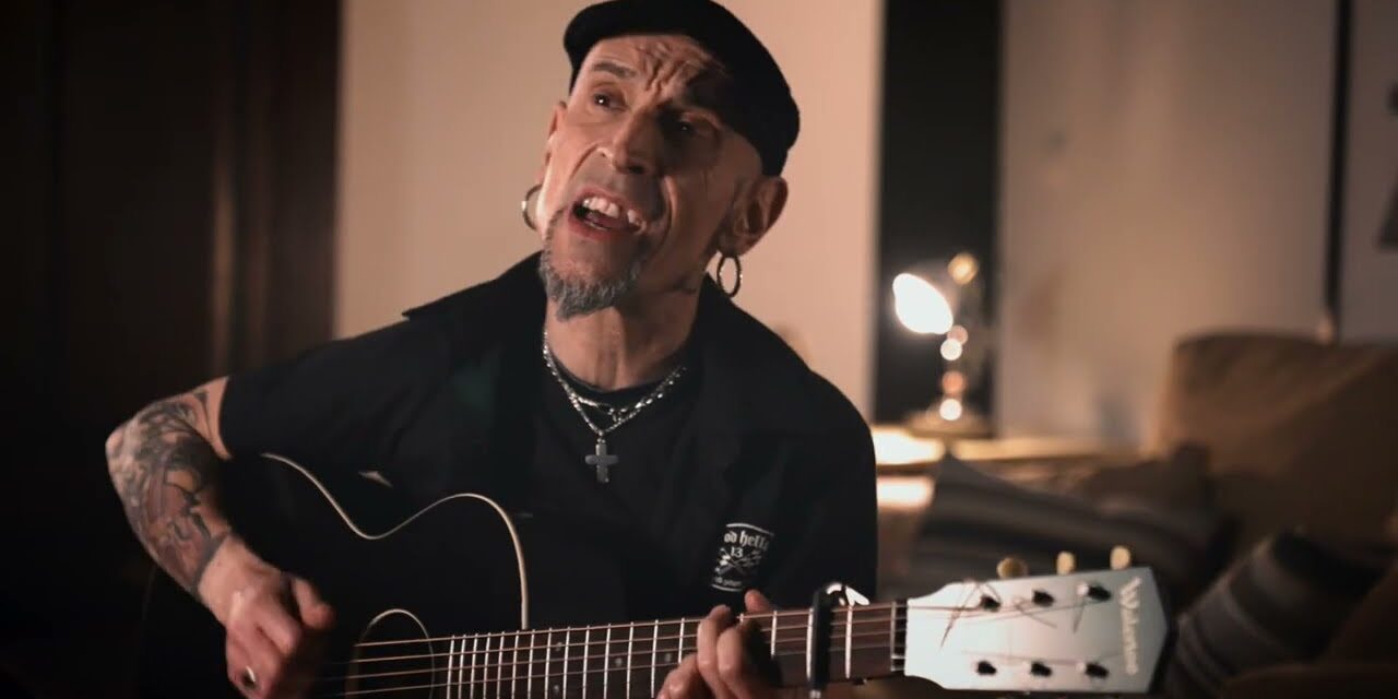 Fito “No soy un gran guitarrista, ni un gran cantante, pero pongo la vida en ello. Lo único que puedo ofrecer es la sinceridad. Simplemente, quiero cantar algo y sentirlo, y si no soy capaz, si la banda no es capaz de emocionarse haciendo música, es imposible transmitirlo. La música es emoción, nada más. Al menos yo lo entiendo así”, declaraba Fito Cabrales. Y vaya si lo transmiten, y que no dejen de hacerlo, por el bien del rock and roll.