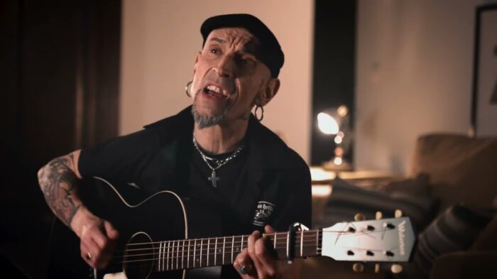 “No soy un gran guitarrista, ni un gran cantante, pero pongo la vida en ello. Lo único que puedo ofrecer es la sinceridad. Simplemente, quiero cantar algo y sentirlo, y si no soy capaz, si la banda no es capaz de emocionarse haciendo música, es imposible transmitirlo. La música es emoción, nada más. Al menos yo lo entiendo así”, declaraba Fito Cabrales. Y vaya si lo transmiten, y que no dejen de hacerlo, por el bien del rock and roll.