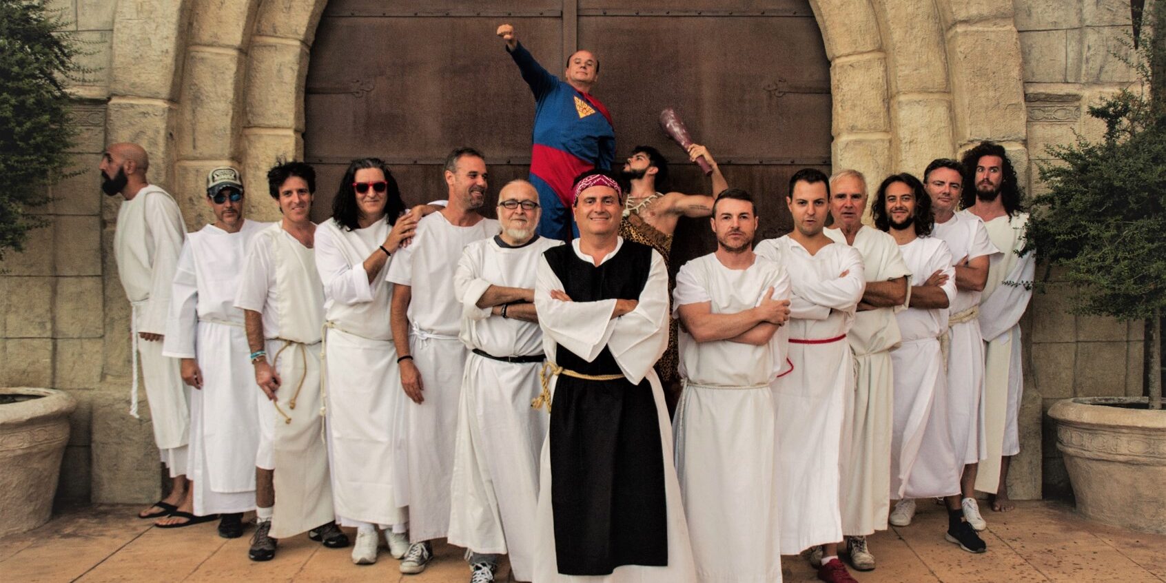 Los-Inhumanos-2019-1 Los Inhumanos son el único grupo musical que es capaz de mezclarse con el público, conseguir que este participe en todas las fases del concierto, que cante con ellos, que baile con ellos, que disfrute con ellos, que comparta el escenario y se monte una fiesta en las casi dos horas de cada concierto en las que no paran de tocar y saltar. Unen a una excepcional banda con magníficos músicos, unos estupendos y divertidos coros y saltimbanquis, hasta sumar más de 15 personas en el escenario. Además, sus canciones son auténticos himnos del pop español y la gente corea todas y cada una de las canciones y las interpreta y baila con ellos. En resumen, una banda espectáculo en sí misma que, tras 42 años sigue muy, pero que muy viva.