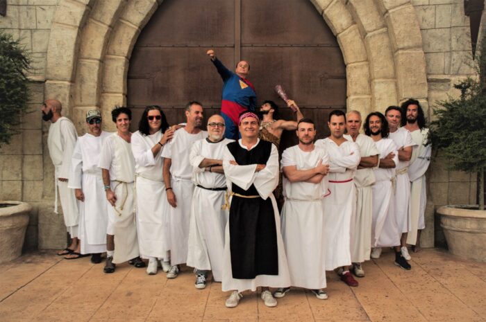 Los Inhumanos son el único grupo musical que es capaz de mezclarse con el público, conseguir que este participe en todas las fases del concierto, que cante con ellos, que baile con ellos, que disfrute con ellos, que comparta el escenario y se monte una fiesta en las casi dos horas de cada concierto en las que no paran de tocar y saltar. Unen a una excepcional banda con magníficos músicos, unos estupendos y divertidos coros y saltimbanquis, hasta sumar más de 15 personas en el escenario. Además, sus canciones son auténticos himnos del pop español y la gente corea todas y cada una de las canciones y las interpreta y baila con ellos. En resumen, una banda espectáculo en sí misma que, tras 42 años sigue muy, pero que muy viva.