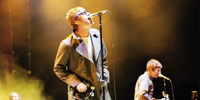 Oasis Noel and Liam WF Sexo drogas y rock ‘n’ roll. A veces, es un cliché viviente. Liam y su hermano mayor, Noel, son estrellas en todo el mundo. Pero en el Reino Unido aún más. Son parte de la cultura local. Después de los atentados terroristas en el Manchester Arena en 2017, una de sus canciones, 'Don’t look back in anger', se convirtió en el himno espontáneo de la ciudad. Y lo son desde que hace ahora 27 años publicaron el primer disco de Oasis, Definitely maybe. Aquellos chavales de clase obrera de Manchester, hijos de un padre abusivo, que habían dejado el colegio y parecían condenados a una vida de infratrabajos, eran aclamados como la banda británica de rock más grande desde The Beatles. Y ellos se lo creían, y tenían razones para creérselo.