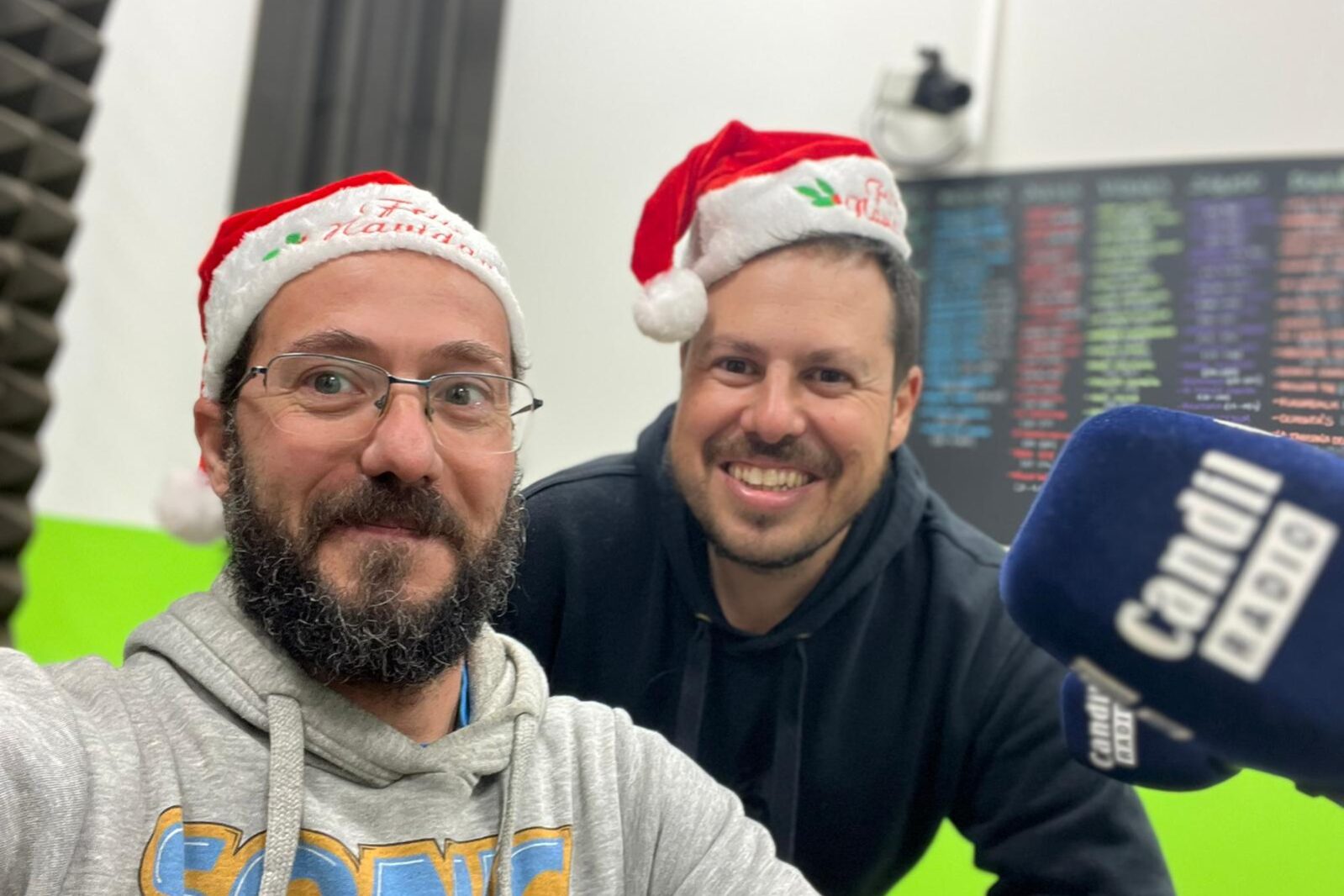 "Games & Bits" es un auténtico crossover que abarca desde los GOTYs hasta los mejores libros y parques temáticos. Es un espacio donde la actualidad del Décimo Arte cobra vida en un tono desenfadado y divertido. Con Bibi Ruiz de Creative Future Games y Joaquín de la Casa, conocido como "El Entendío" de Arcade Bits, exploramos el Universo Videojueguil como nunca antes. Cada episodio es una experiencia envolvente que te sumerge en lo último del mundo de los videojuegos, ofreciendo análisis, debates y curiosidades sobre los títulos más destacados, literatura relacionada y hasta destinos temáticos. Bibi y Joaquín lideran este viaje por el entretenimiento digital, invitándote a disfrutar de una perspectiva fresca y emocionante del universo de los videojuegos.