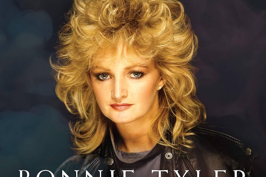 Pocas artistas pueden presumir de un legado artístico tan extenso y de tener éxitos tan icónicos como 'It's A Heartache', 'Total Eclipse Of The Heart' o 'Holding Out For A Hero', que siguen vigentes generación tras generación. En total, la ilustre galesa ha vendido más de ochenta millones de discos durante una larga carrera que no parece dispuesta a abandonar. Ahora, a sus 70 años, Bonnie Tyler sigue en activo y con una energía y una actitud rockera a prueba de bombas. Larga vida, Bonnie, God save your heart.