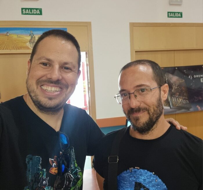 games and bits bibi "Games & Bits" es un auténtico crossover que abarca desde los GOTYs hasta los mejores libros y parques temáticos. Es un espacio donde la actualidad del Décimo Arte cobra vida en un tono desenfadado y divertido. Con Bibi Ruiz de Creative Future Games y Joaquín de la Casa, conocido como "El Entendío" de Arcade Bits, exploramos el Universo Videojueguil como nunca antes. Cada episodio es una experiencia envolvente que te sumerge en lo último del mundo de los videojuegos, ofreciendo análisis, debates y curiosidades sobre los títulos más destacados, literatura relacionada y hasta destinos temáticos. Bibi y Joaquín lideran este viaje por el entretenimiento digital, invitándote a disfrutar de una perspectiva fresca y emocionante del universo de los videojuegos.