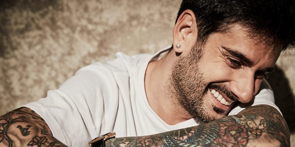 melendi Melendi es indiscutiblemente una de las figuras más importantes de nuestro panorama musical en los últimos tiempos. Creador de himnos que forman parte de la historia reciente de la música en español, a lo largo de sus dos décadas de trayectoria suma cientos de miles de seguidores de sus conciertos, miles de millones de reproducciones en plataformas digitales y un total de 16 discos de platino.