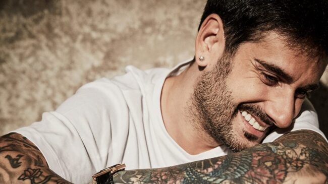 Melendi es indiscutiblemente una de las figuras más importantes de nuestro panorama musical en los últimos tiempos. Creador de himnos que forman parte de la historia reciente de la música en español, a lo largo de sus dos décadas de trayectoria suma cientos de miles de seguidores de sus conciertos, miles de millones de reproducciones en plataformas digitales y un total de 16 discos de platino.