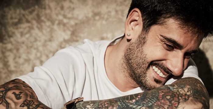 Melendi es indiscutiblemente una de las figuras más importantes de nuestro panorama musical en los últimos tiempos. Creador de himnos que forman parte de la historia reciente de la música en español, a lo largo de sus dos décadas de trayectoria suma cientos de miles de seguidores de sus conciertos, miles de millones de reproducciones en plataformas digitales y un total de 16 discos de platino.