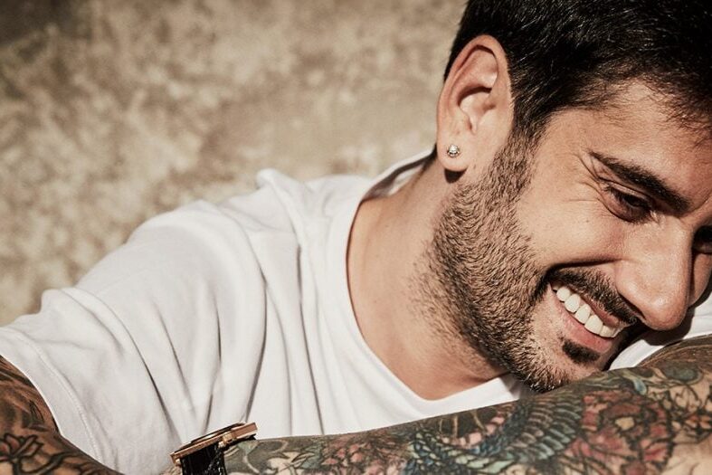 melendi Melendi es indiscutiblemente una de las figuras más importantes de nuestro panorama musical en los últimos tiempos. Creador de himnos que forman parte de la historia reciente de la música en español, a lo largo de sus dos décadas de trayectoria suma cientos de miles de seguidores de sus conciertos, miles de millones de reproducciones en plataformas digitales y un total de 16 discos de platino.