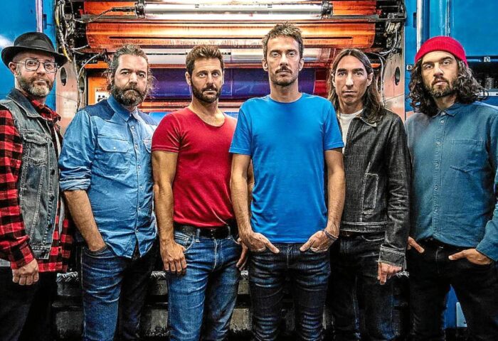 vetusta morla Un camino, que lentamente, como el paso de la tortuga Morla de Michael Ende, han sabido construir para alcanzar el premio que merece tanta constancia, esfuerzo y dedicación. Un camino que les ha hecho convertirse en una revelación de la música Indie; que les ha llevado a tener uno de los mejores directos de España, un directo equivalente a una sacudida de sensaciones que son el reflejo de todo el trabajo realizado con anterioridad. Un camino, que en definitiva, ha llevado a Vetusta Morla a convertirse en una de las referencias musicales de nuestro país.