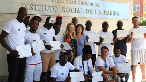 Grupo de pescadores senegaleses que se han regularizado gracias al arraigo por formacion en Huelva